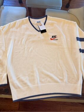 NWT SS23 Nike NSW V-Neck Sweater Sz L in Sail/Diffused Blue  DX0009-133